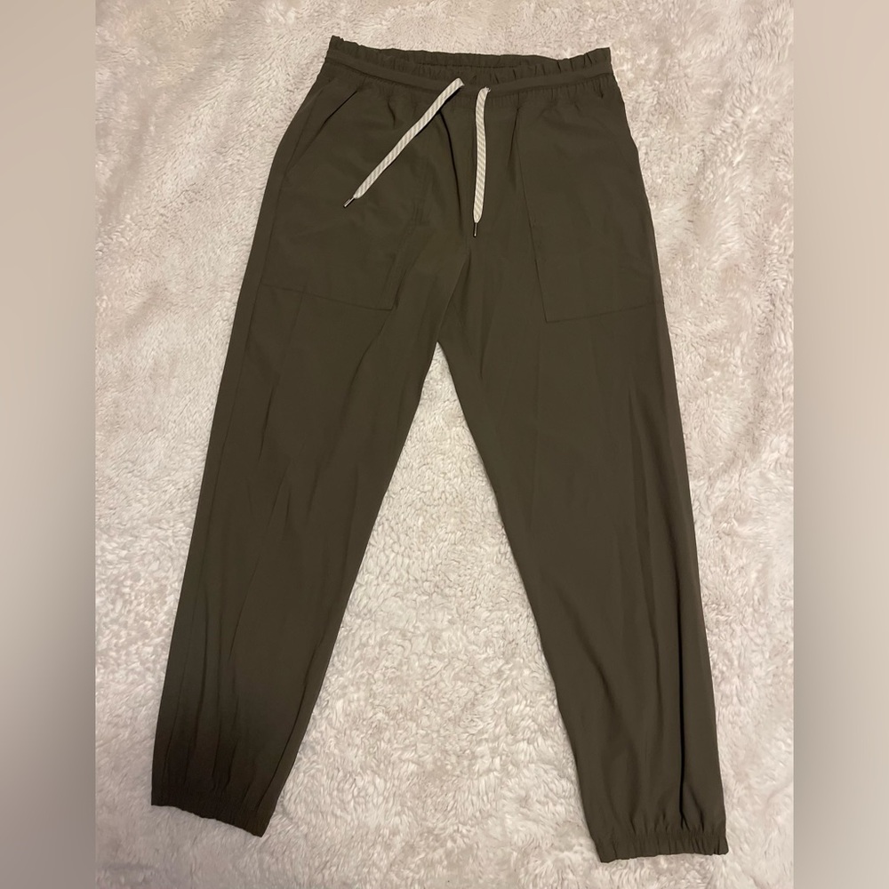 VUORI Miles Jogger in Oregano Size Medium